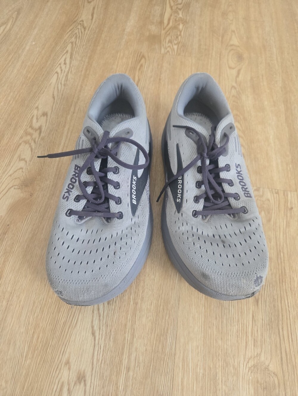 Brooks Men's Ghost Max 3 Athletic Shoes in Light Gray with Dark Gray Laces